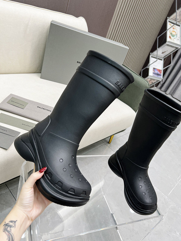 crocs™ boot in black
