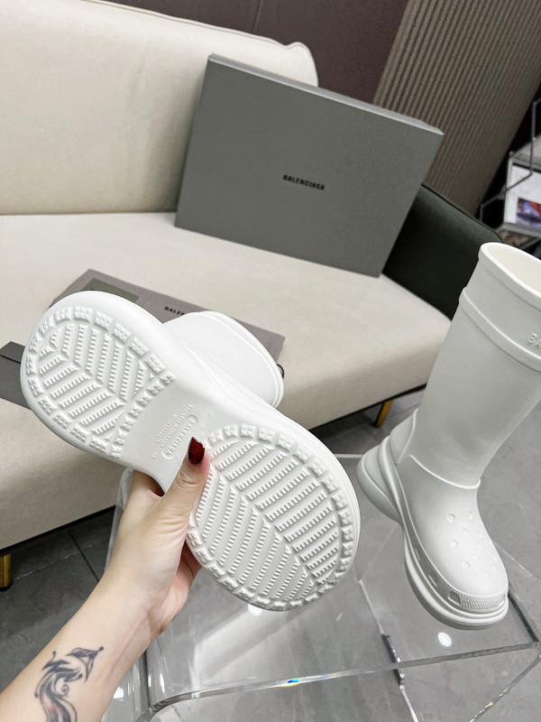 crocs™ boot in white