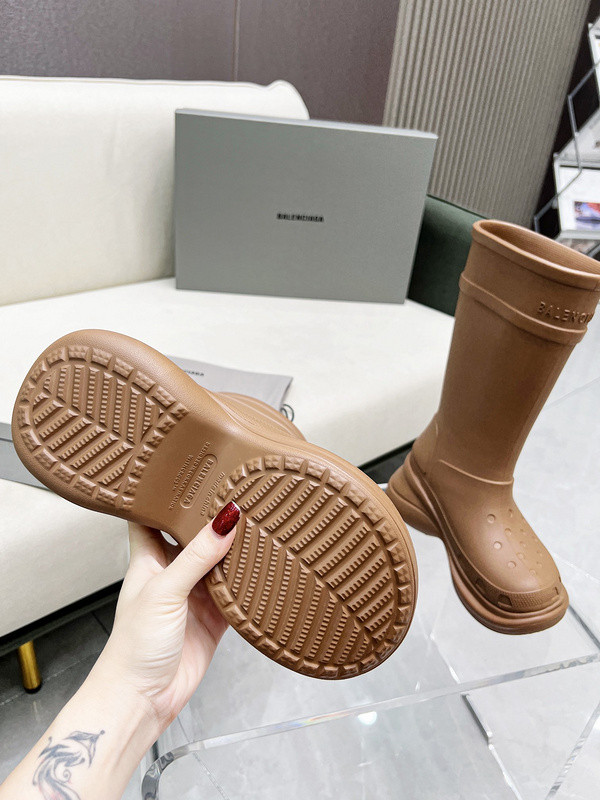 crocs™ boot in beige