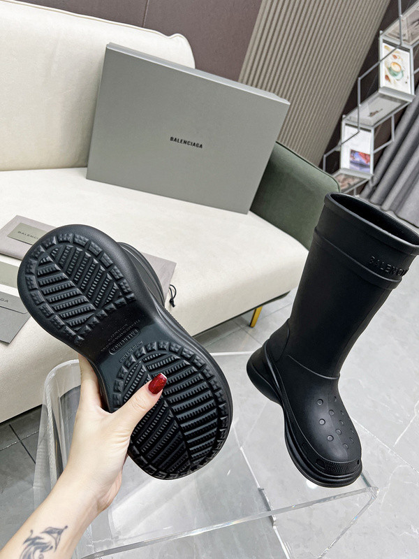 crocs™ boot in black