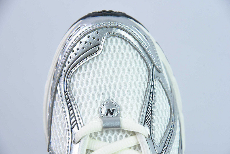 NEW BALANCE SNEAKER
