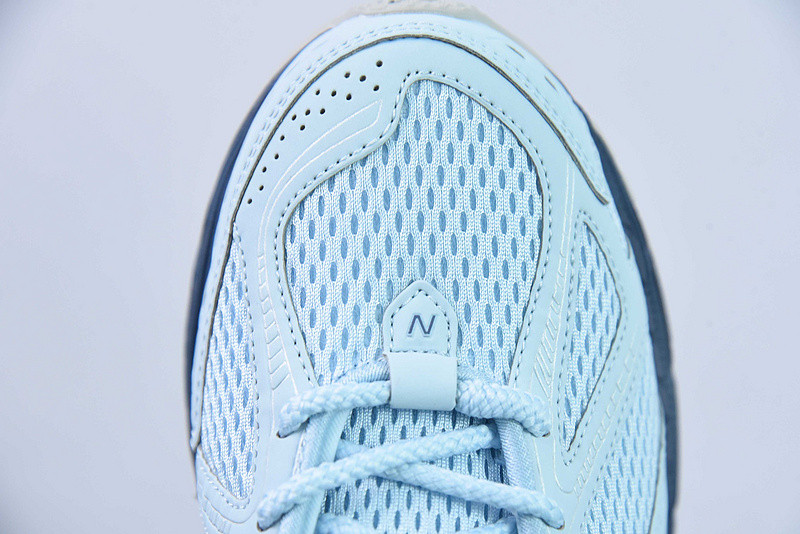 NEW BALANCE SNEAKER
