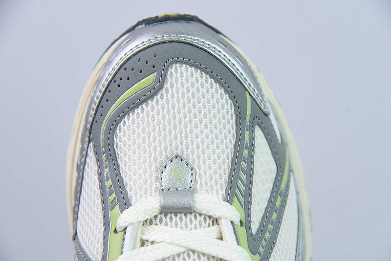 NEW BALANCE SNEAKER