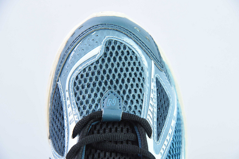 NEW BALANCE SNEAKER