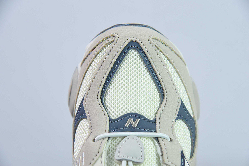 NEW BALANCE SNEAKER