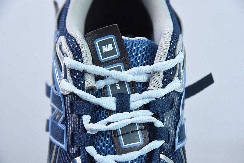 NEW BALANCE SNEAKER
