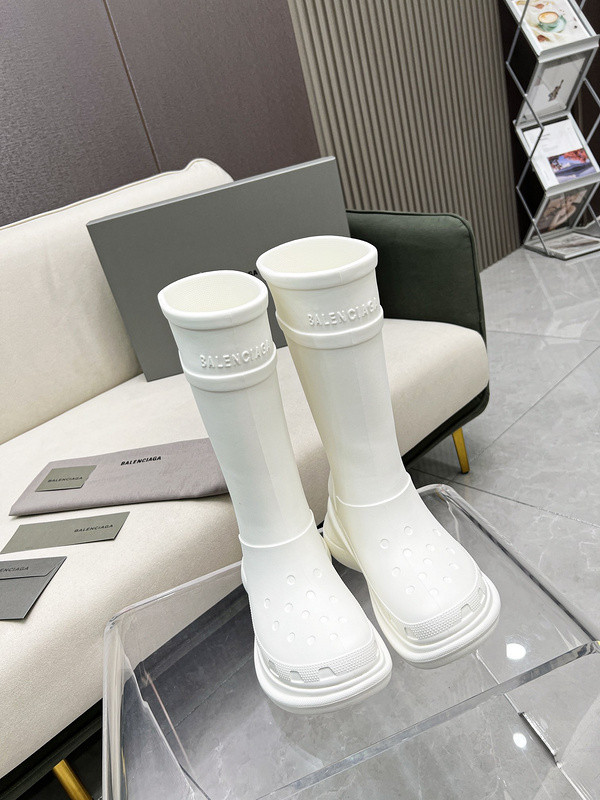 crocs™ boot in white