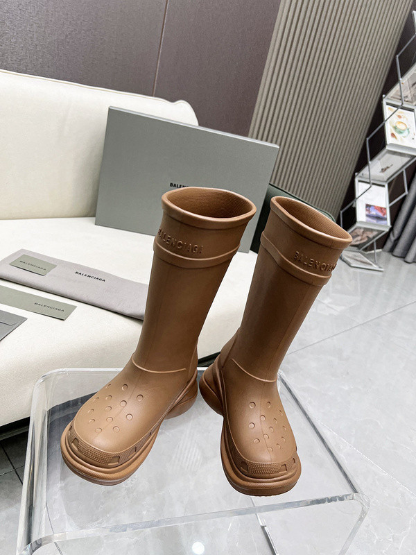 crocs™ boot in beige