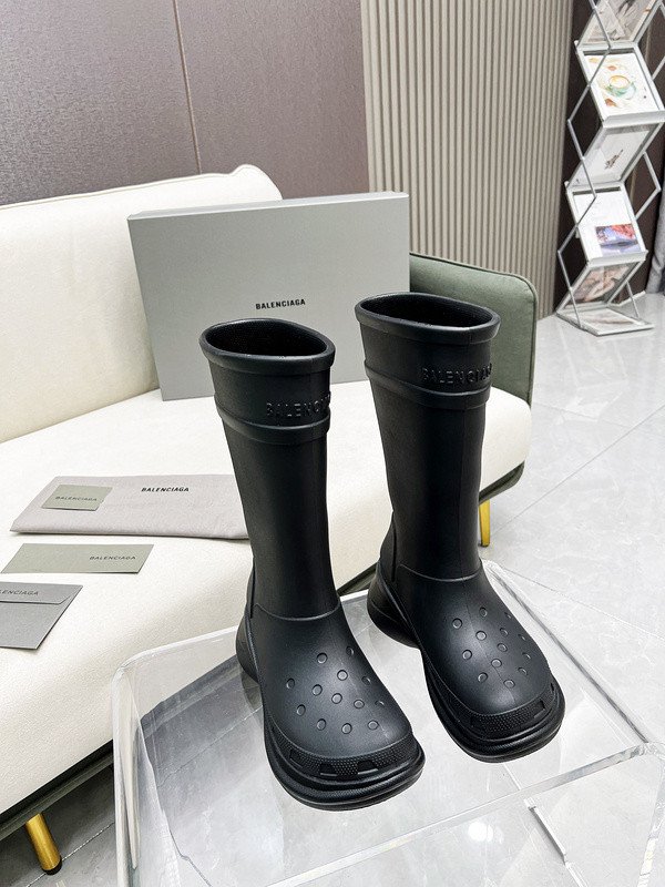 crocs™ boot in black