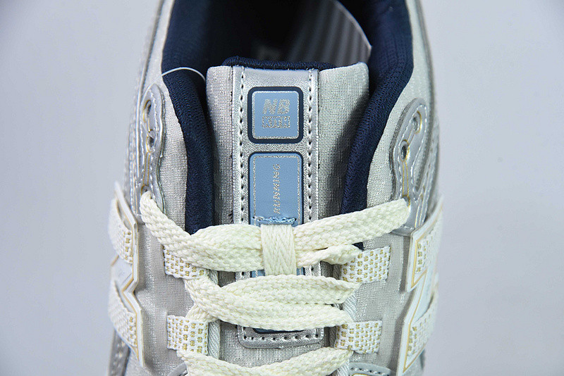 NEW BALANCE SNEAKER