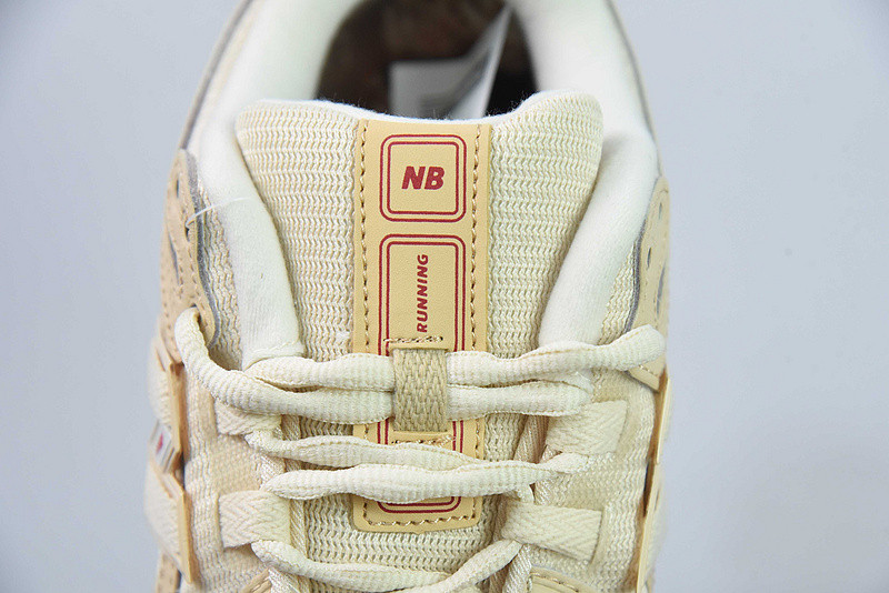 NEW BALANCE SNEAKER