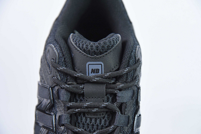 NEW BALANCE SNEAKER