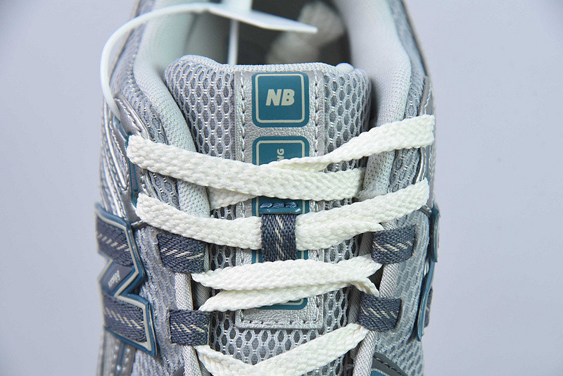 NEW BALANCE SNEAKER