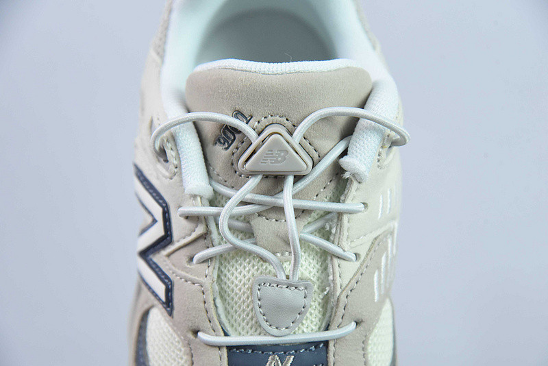 NEW BALANCE SNEAKER