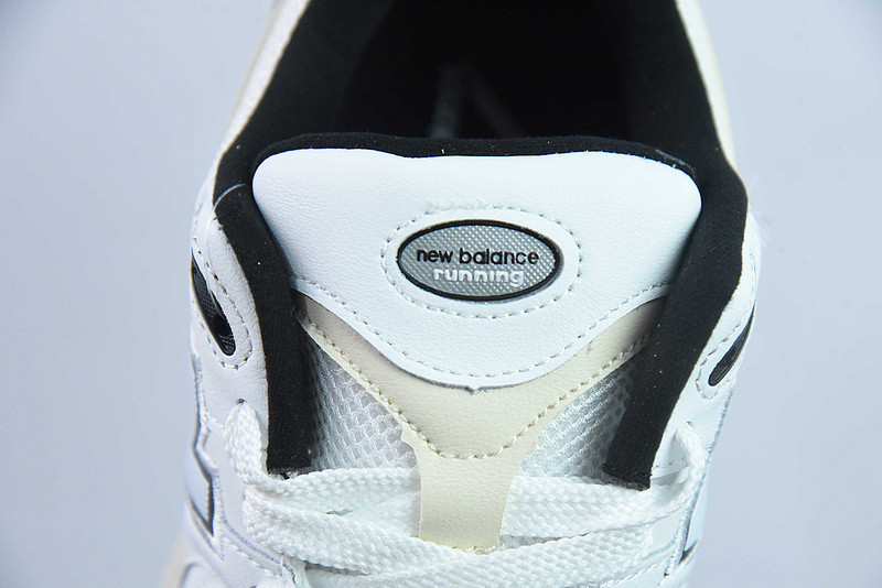 NEW BALANCE SNEAKER