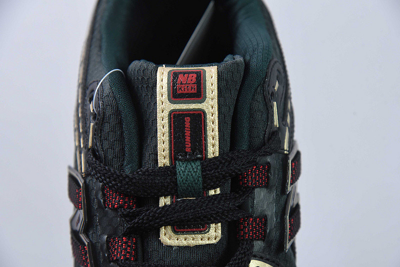 NEW BALANCE SNEAKER