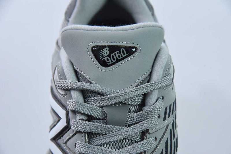 NEW BALANCE SNEAKER