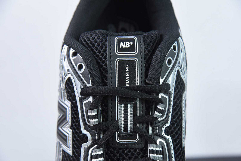 NEW BALANCE SNEAKER