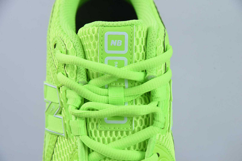 NEW BALANCE SNEAKER