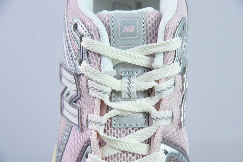 NEW BALANCE SNEAKER