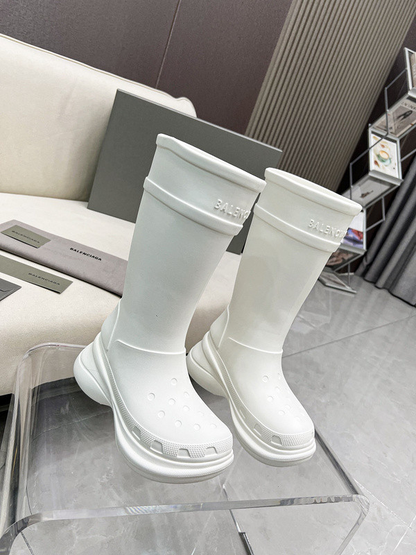 crocs™ boot in white