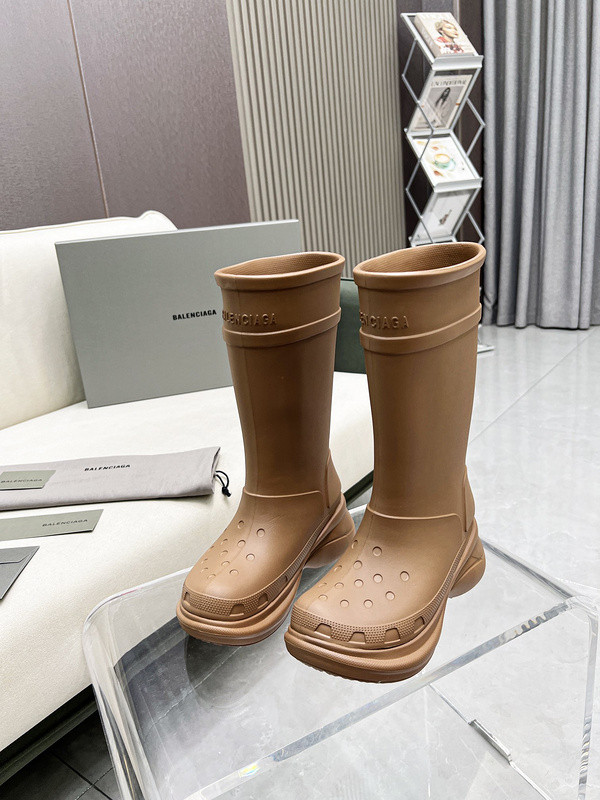 crocs™ boot in beige