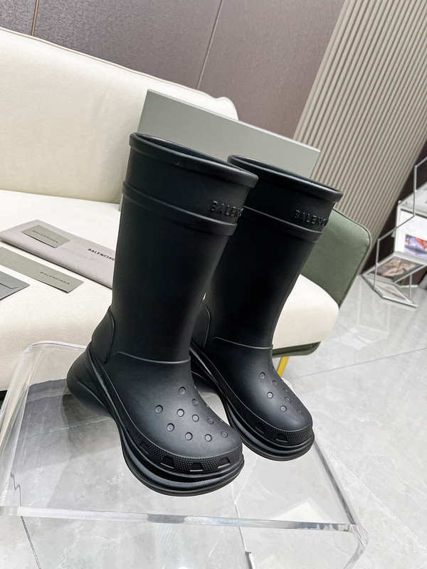 crocs™ boot in black