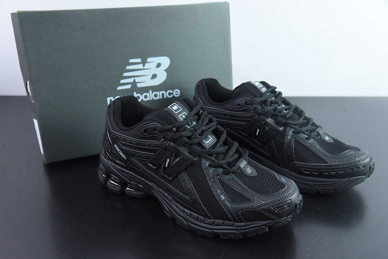 NEW BALANCE SNEAKER
