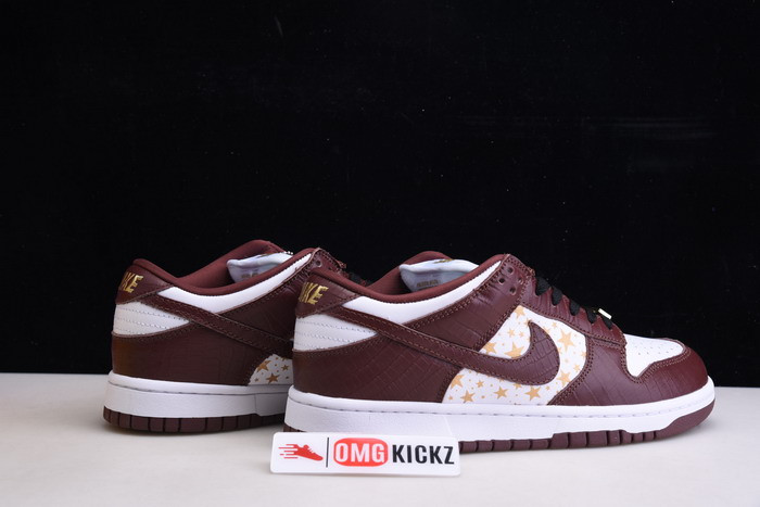 Svp*me x nike sb dunk low white/metallic gold-barkroot brown dh3228-103