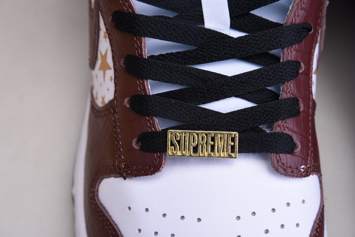 Svp*me x nike sb dunk low white/metallic gold-barkroot brown dh3228-103