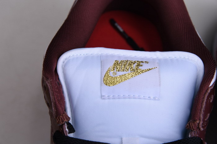 Svp*me x nike sb dunk low white/metallic gold-barkroot brown dh3228-103