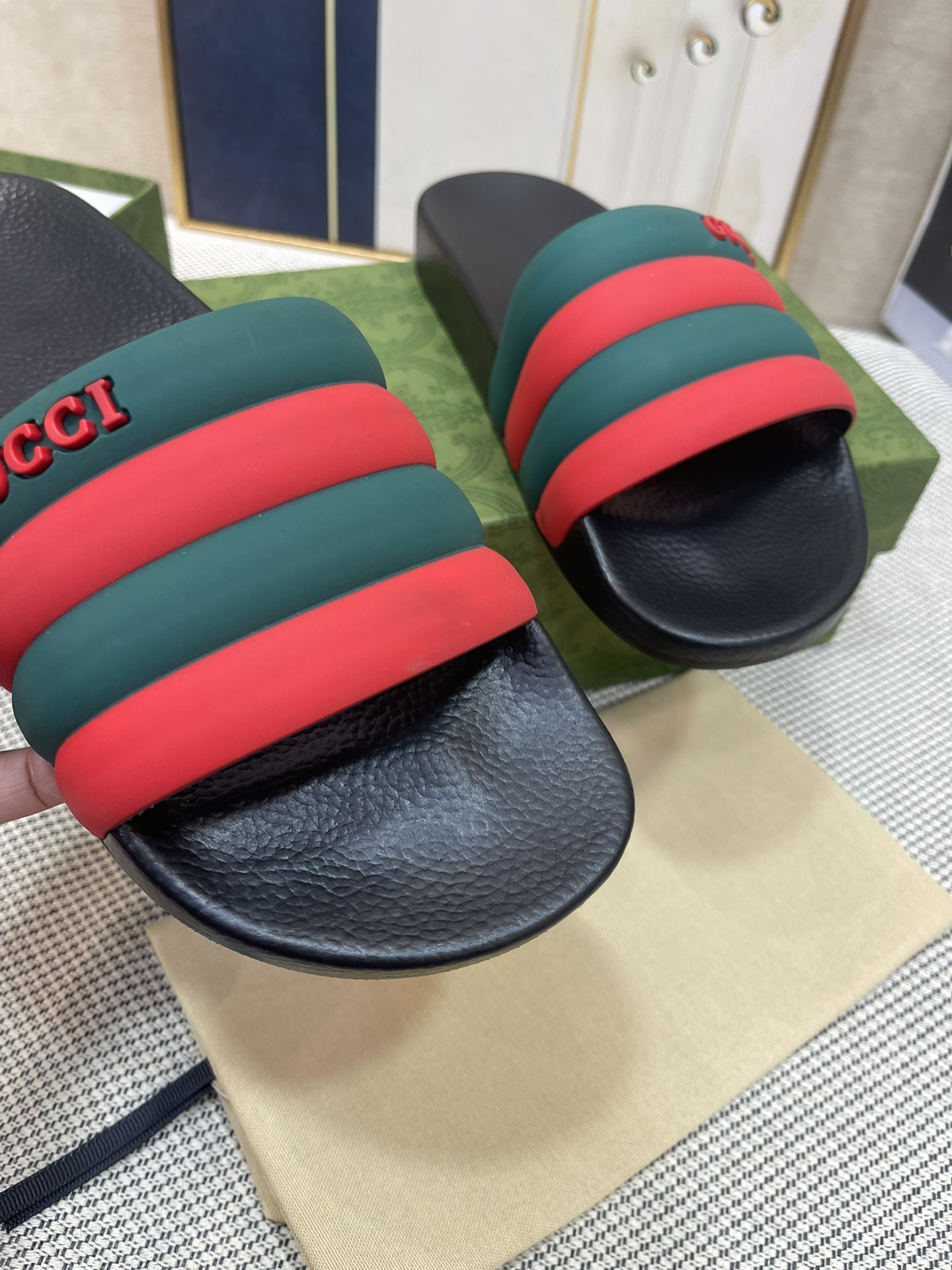 G*u*i sandals