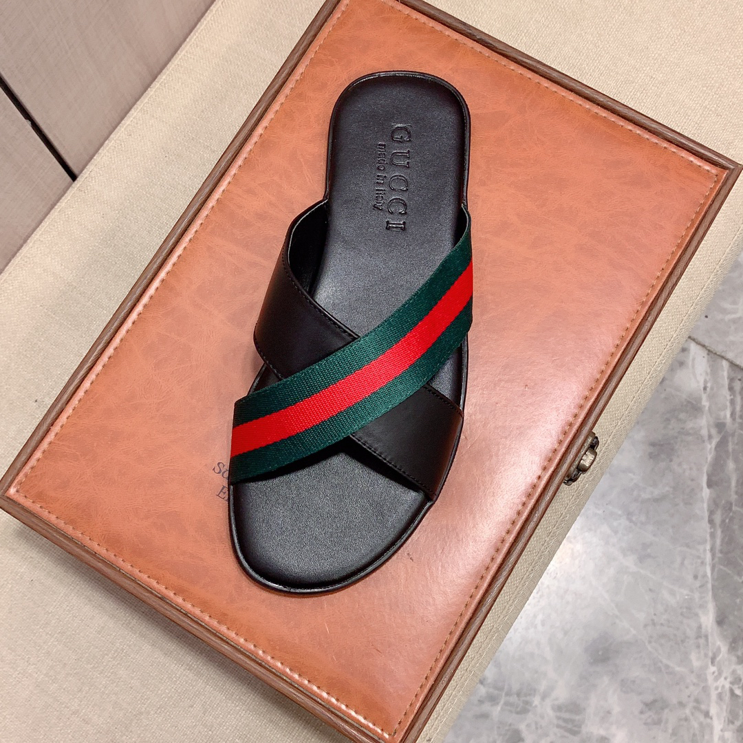 G*u*i sandals